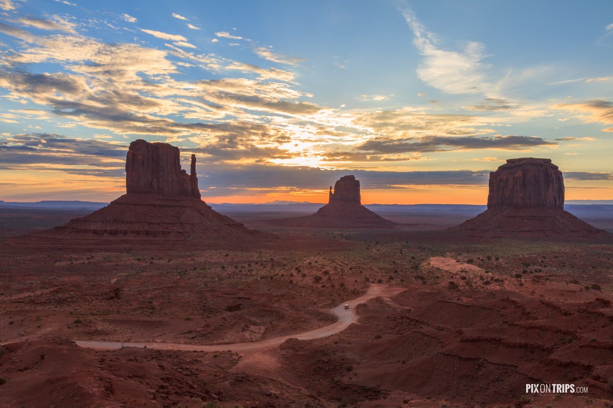 Monument Valley Navajo Tribal Park at sunrise - Pix on Trips