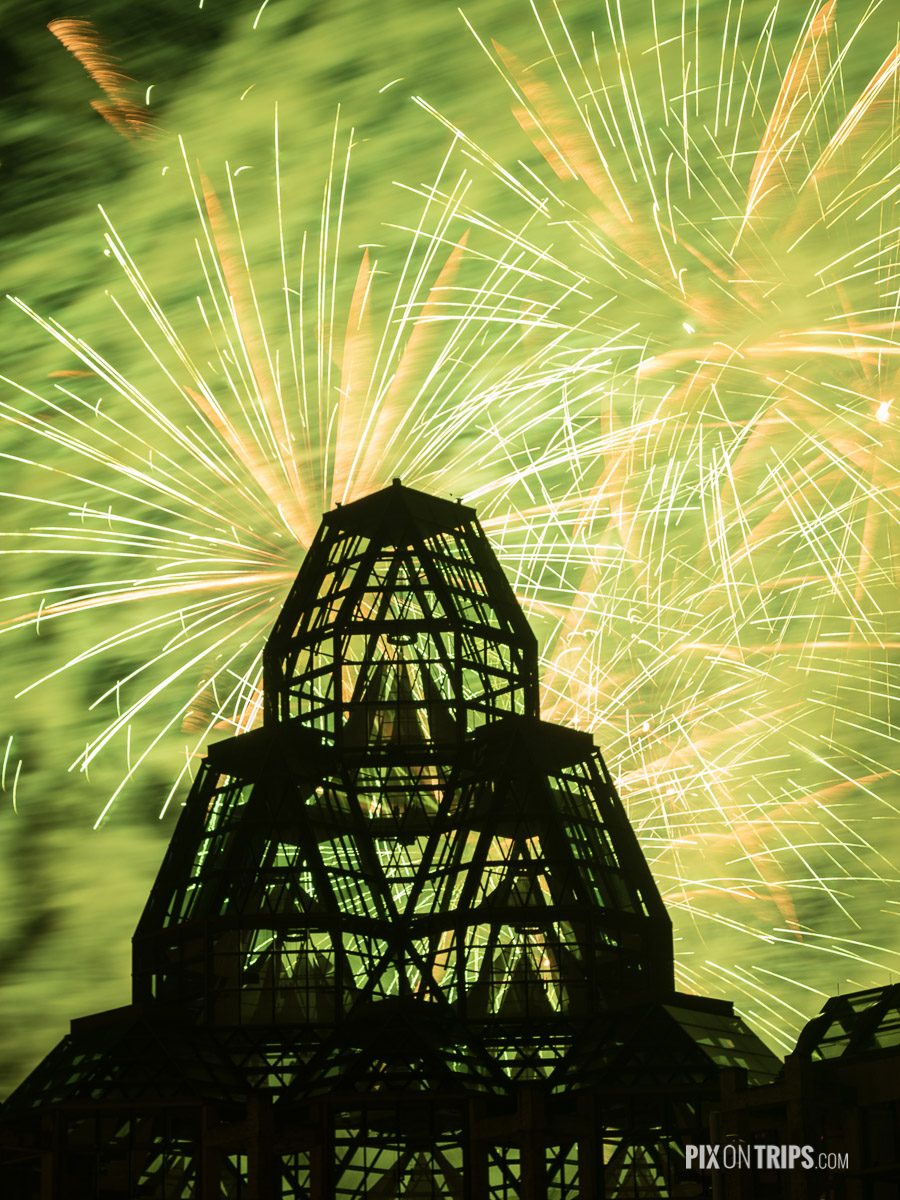 Firework show from behind the National Gallery of Canada as Canada celebrates its 150th birthday - Pix on Trips